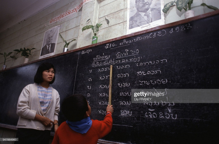Giáo viên và học sinh tại một lớp tiểu học ở Lào.