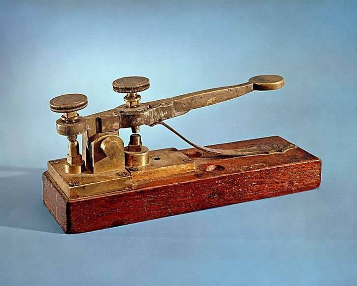 Vào ngày 6/1/1838, hệ thống điện báo Morse được công bố lần đầu tiên ở Xưởng Cơ khí Speedwell tại Morristown, New Jersey. Chiếc máy sử dụng mã Morse, gồm các dấu chấm và dấu gạch ngang đại diện cho chữ và số.