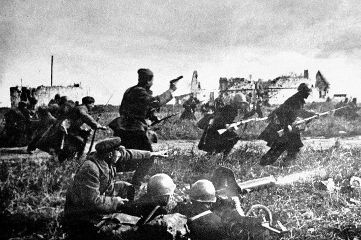 Vào 2/2/1943, quân đội Đức Quốc xã đã hoàn toàn sụp đổ trong trận Stalingrad. Đây là kết quả của một cuộc phản công vô tiền khoáng hậu trong lịch sử quân sự thế giới, do Hồng Quân Liên Xô thực hiện.