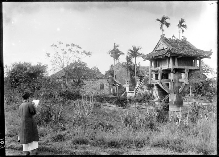 Nghệ nhân thêu Phan Van Khoan vẽ hình chùa Một Cột để làm mẫu thêu, 1898.