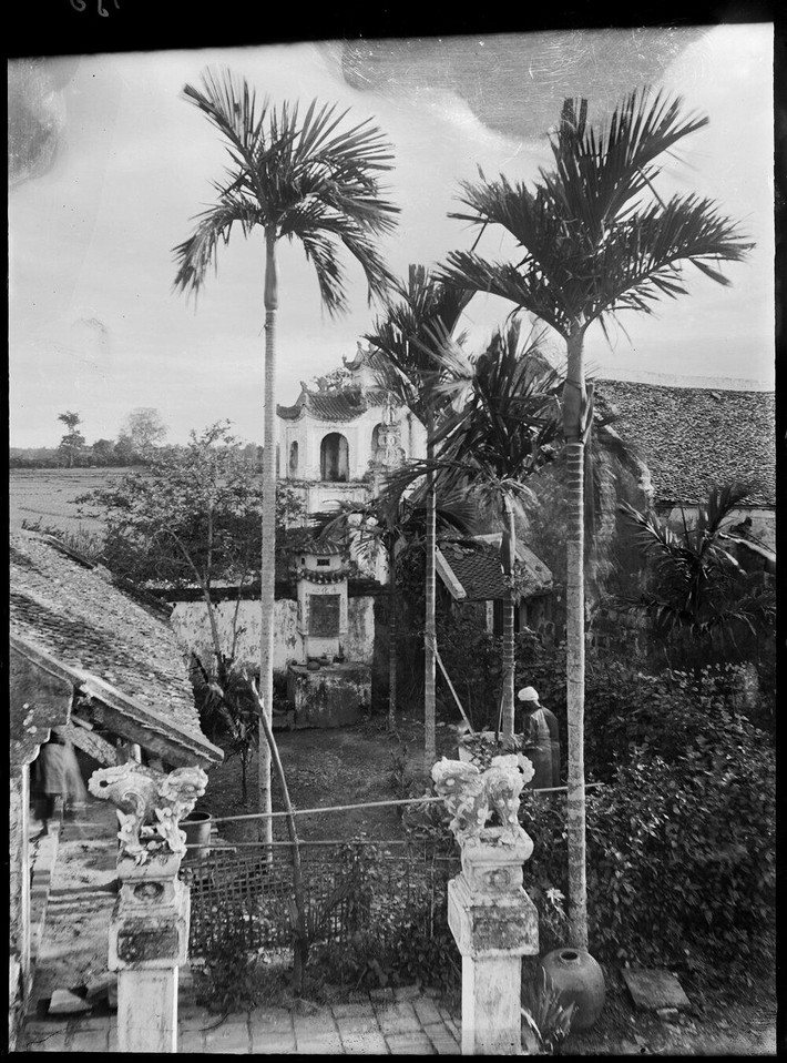 Từ đài Liên Hoa nhìn về khu chính điện và cổng tam quan, 1896.