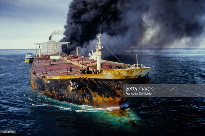 Tàu chở dầu Pivot, mang quốc tịch Cyprus, bốc cháy do hỏa lực của Iran trên eo biển Hormuz, tháng 12/1987.