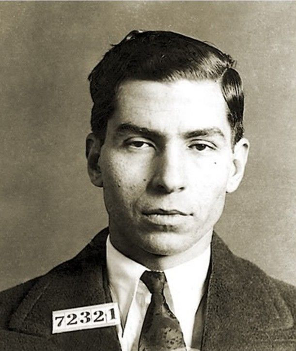 Với sự trợ giúp của “đệ tử” hàng đầu Meyer Lansky trong vai trò trung gian, Luciano đã đồng ý hỗ trợ chính phủ và ra lệnh cho các đàn em của mình thực hiện vai trò quan sát và báo cáo bất kỳ hoạt động đáng ngờ nào.