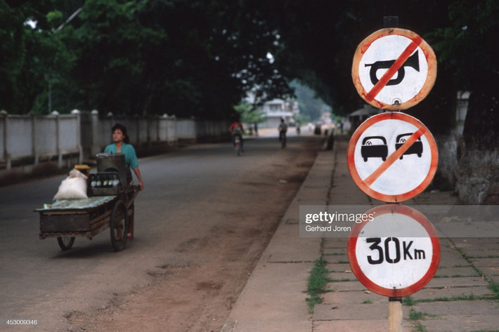 Những tấm biển báo trên một con phố chính ở Vientiane.