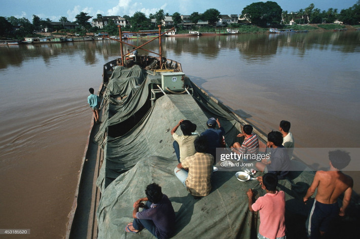 Một chiếc xà lan di chuyển trên sông Mekong ở địa phận Vientiane.