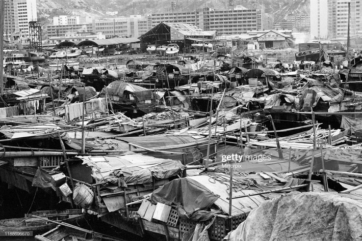 Khu ổ chuột được tạo nên từ những con thuyền gỗ đáy phẳng ở Hồng Kông năm 1968. Vào thập niên 1960, dân số vùng đất thuộc địa của Anh này đã lên tới 4 triệu. Không có công ăn việc làm ổn định, nhiều người phải sống trong điều kiện tạm bợ. Ảnh: Mirrorpix/ Getty Images.
