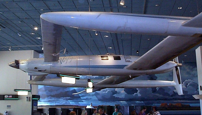 Voyager do kỹ sư Burt Rutan của Công ty Máy bay Rutan tạo ra, hoàn toàn không được chính phủ hỗ trợ, và tài trợ từ công ty cũng ở mức tối thiểu. Dick Rutan là anh trai của Burt, từng là phi công trong cuộc chiến ở Việt Nam.