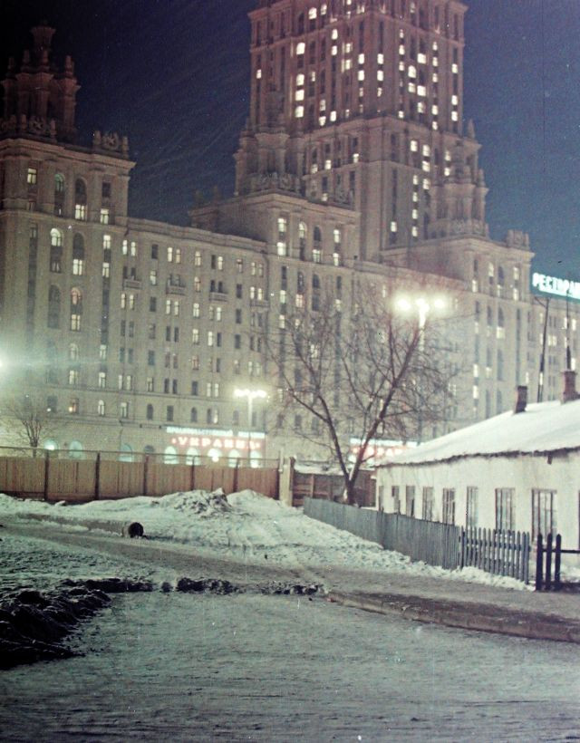 Khách sạn Ukraine ở Moscow buổi tối.