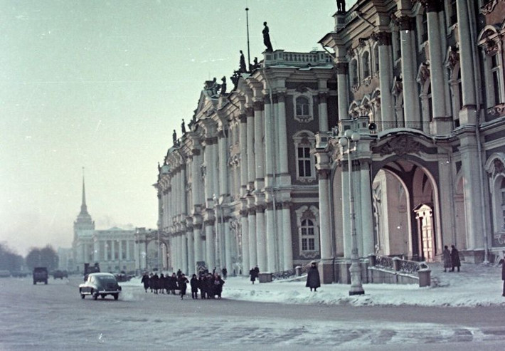Bên ngoài Bảo tàng Hermitage, một trong những bảo tàng lớn nhất thế giới ở Leningrad.