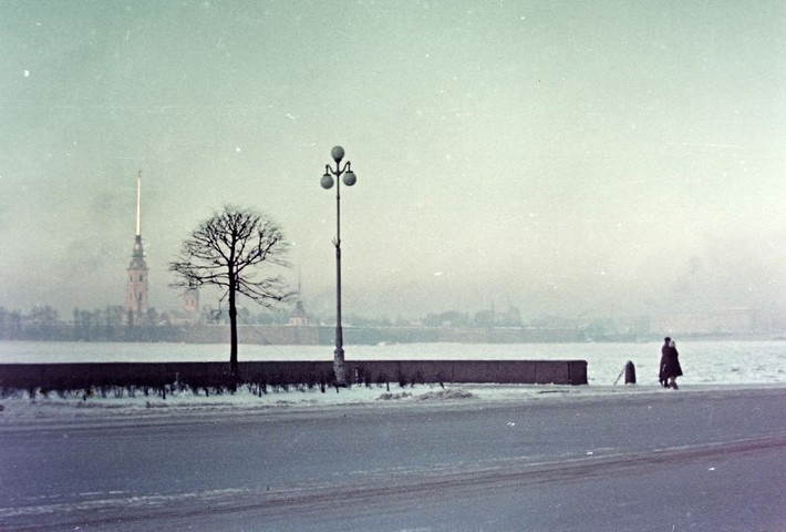Bên bờ sông Neva ở thành phố Leningrad. Bê kia sông là pháo đài Peter & Paul, được xây từ năm 1706-1740 .