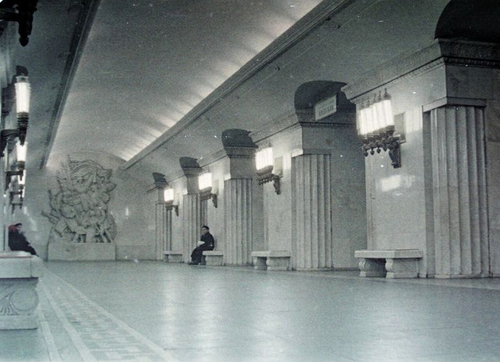 Không gian trong ga Smolensk, thuộc tuyến metro số 3 của Moscow.