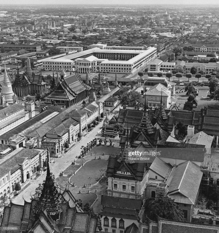 Một góc thành phố Bangkok thập niên 1960 nhìn từ trên cao. Chùa Phật Ngọc - Wat Phra Kaew - nằm phía dưới, bên phải của con đường. Bộ Quốc phòng Thái Lan nằm phía trên, bên trái. Ảnh: Three Lions/ Hulton Archive/ Getty Images.