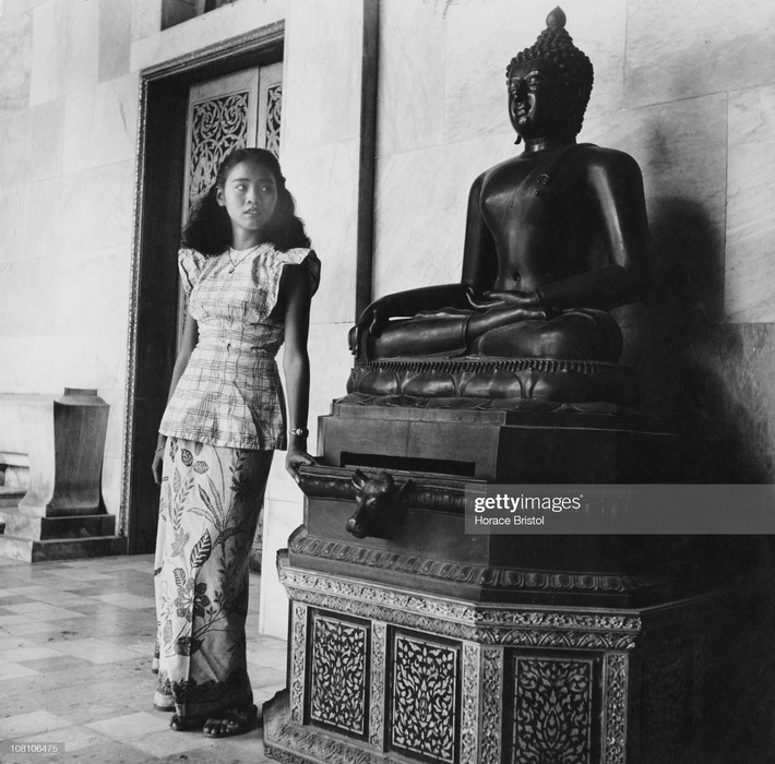 Thiếu nữ Thái Lan bên tượng Phật ở chùa Cẩm Thạch, khoảng 1955.