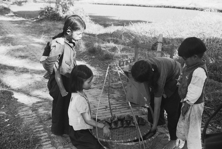 Nhìn vào cách gói ghém, có lẽ đây là bánh giò "nóng hổi".