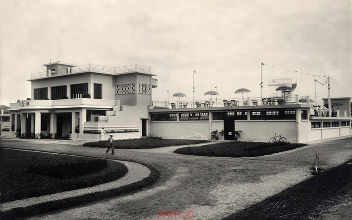 Mặt trước khu bể bơi.