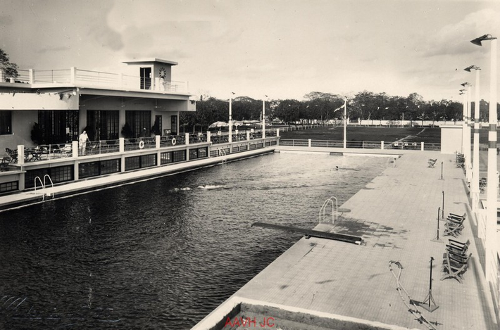 Bể bơi ở Cung thể thao Hà Nội (Cercle Sportif de Hanoi), Hà Nội năm 1936. Bể bơi này được cư dân Hà Nội thời kỳ sau 1954 biết đến với tên gọi bể bơi 10/10 hay bể bơi Ba Đình, ngày nay thuộc Trung tâm Thể thao Ba Đình ở 115 Quán Thánh. Ảnh: Aavh.org.