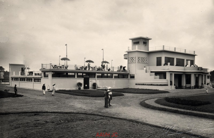 Toàn cảnh khu bể bơi.