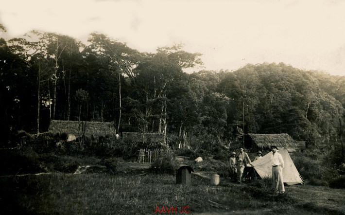 Một bản làng ở Kon Plông, Kon Tum năm 1938. Ảnh: Aavh.org.