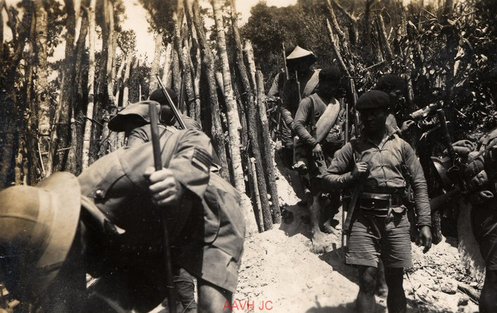Các binh sĩ tiến hành tuần tra.