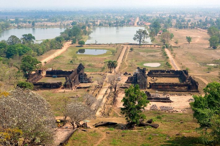 Nằm dưới chân núi Phou Khao thuộc tỉnh Champasak ở miền Nam nước bạn Lào, Wat Phou là tàn tích một tổ hợp đền thờ cổ đồ sộ, đã được UNESCO công nhận là Di sản văn hóa thế giới vào năm 2001. Ảnh: Getintravel.