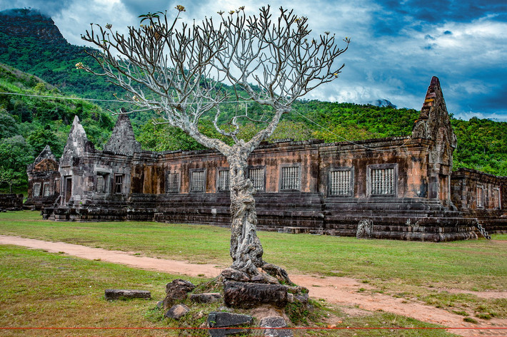 Do các biến cố lịch sử, người Khmer rời khỏi khu vực, khiến Wat Phou rơi vào cảnh hoang phế suốt hàng trăm năm, cho đến khi được người Pháp tái khám phá cuối thế kỷ 19. Ảnh: Fotocommunity.