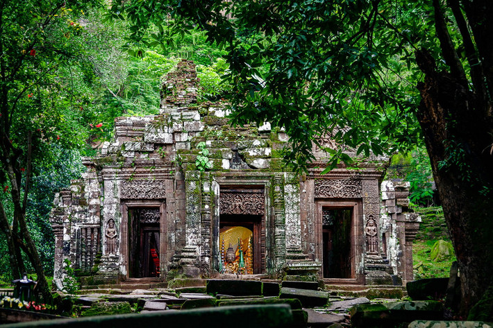 Kế tiếp là một khu đền nằm ở lưng chừng núi. Đường lên đền là những bậc cấp lát đá, hai bên có những cột đá tròn dựng đứng. Đây là một khối kiến trúc được xếp từ những tảng đá lớn, chạm trổ hoa văn tinh xảo. Ảnh: Elite Tour.