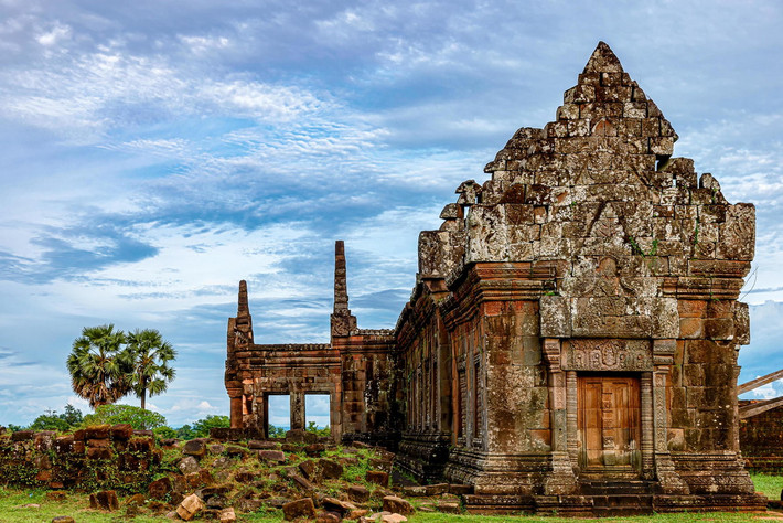 Xưa kia, khu vực này còn có thành Crethapura, kinh đô đầu tiên của người Khmer cổ. Theo các nhà khảo cổ, đã từng tồn tại một con đường nối Wat Phou với thánh địa Angkor, cách đó khoảng 100 km. Ảnh: Vecteezy.