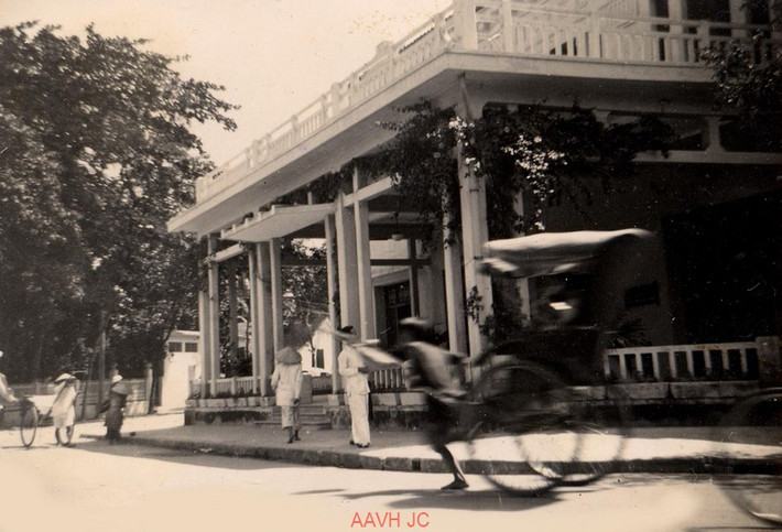 Những người kéo xe tay hành nghề trên đường phố Huế năm 1939. Hình chụp bên ngoài cổng chính khách sạn Morin, đối diện cầu Clemenceau (cầu Trường Tiền). Ảnh: Aavh.org.