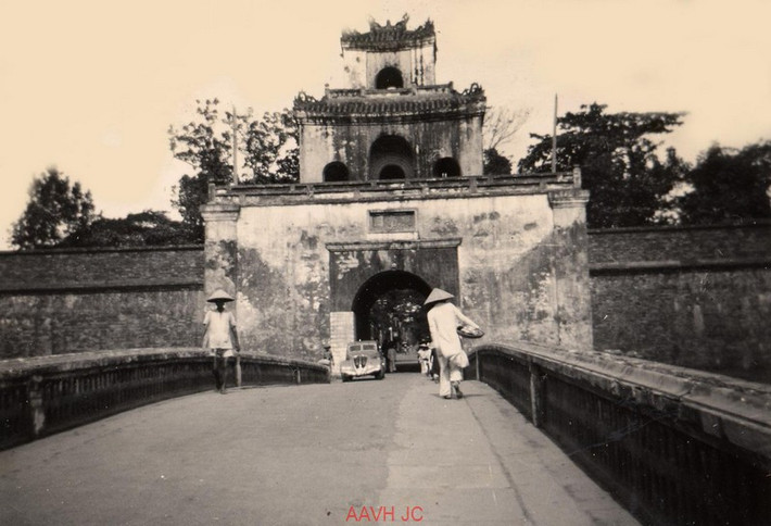 Xe hơi chạy qua một cánh cổng của Kinh thành Huế.