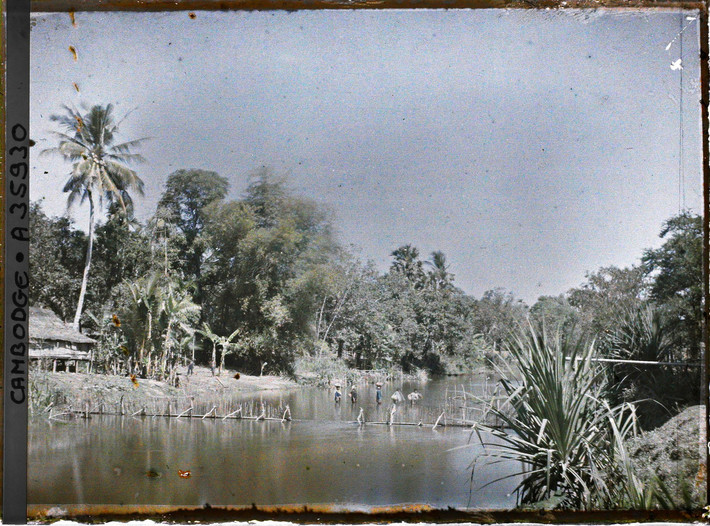 Khung cảnh trên sông Siem Reap, dòng sông chảy qua thánh địa Angkor.