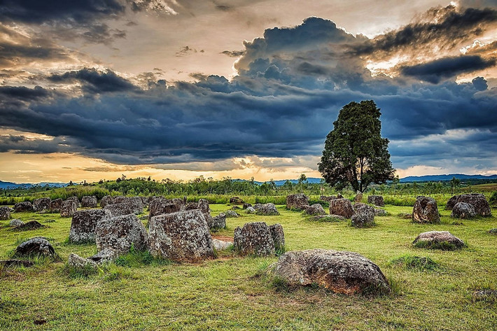 Nằm ở vùng đồng bằng trung tâm của cao nguyên Xiengkhuang, thuộc tỉnh Xiengkhuang của Lào, cánh đồng Chum là một một trong những địa điểm khảo cổ học nổi tiếng nhất thế giới. Ảnh: World Atlas.