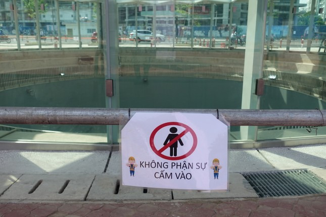 Phía trên khu vực ga ngầm Bến Thành. Ảnh: HỮU HUY