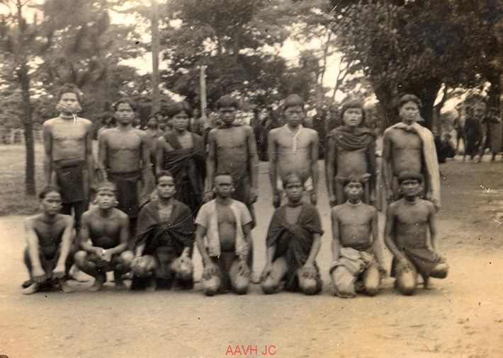 Một nhóm thanh niên địa phương.