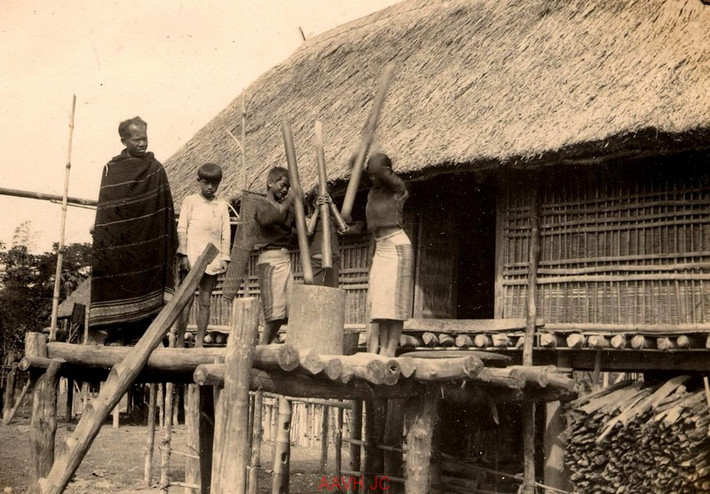 Giã gạo trên hiên nhà sàn.