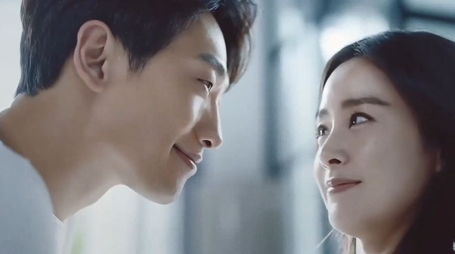Gần nhất, hồi tháng 2, Kim Tae Hee cùng Bi Rain quyết định trở lại bằng một đoạn clip quảng cáo. Bộ đôi thể hiện tình cảm tự nhiên, đặc biệt ánh mắt hai người dành cho nhau hết sức trìu mến, chân thành.