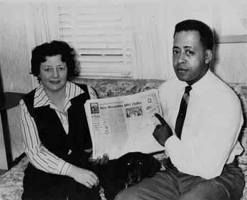 Sự việc xảy ra vào tối 19/9/1961 ở Grovetontại, bang New Hampshire của Mỹ, hai người dân là Betty và Barney Hill đã bị một thứ mà họ tin là UFO bắt cóc khi đi qua đoạn đường vắng. Cả 2 người đều không tài nào nhớ nổi chuyện gì xảy ra trong vài giờ định mệnh đó. Những tuần tiếp theo, họ liên tiếp gặp ác mộng về việc “những người ngoài hành tinh màu xám” tiến hành thí nghiệm trên cơ thể mình.