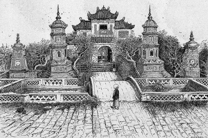 Ngoài tên gọi chính thức, chùa Báo Ân còn có nhiều tên gọi khác như chùa Liên Trì (ao sen) vì nhà chính của chùa được bao bởi một hồ tròn đầy sen, chùa Nguyễn Đăng Giai – tên vị tổng đốc cho xây chùa, chùa Quan Thượng – chỉ hàm Thượng thư của quan Tổng đốc. Người Pháp thì gọi đây là chùa Khổ Hình (Pagode des Supplices) vì thấy ở chùa có hai bức ván vách chạm nổi cảnh hàng loạt khổ hình dành cho những kẻ có tội phải chịu ở thế giới bên kia (Cảnh Thập điện Diêm vương). Tranh vẽ lại từ ảnh của bác sĩ Hocquard, 1888.