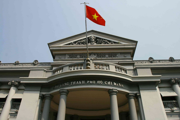 Khi cuộc cách mạng bùng nổ ở Sài Gòn ngày 24/8/1945, dinh Khâm sai (nay là Bảo tàng Thành phố) là nơi đầu tiên ở thành phố cờ đỏ sao vàng được kéo lên, tung bay trong niềm tin thắng lợi.