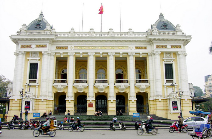 Nhà hát Lớn Hà Nội và quảng trường trước nhà hát là nơi diễn ra những sự kiện lịch sử trọng đại gắn liền với cuộc Cách mạng Tháng Tám. Ngày 17/8/1945, một cuộc mít-tinh do chính phủ bù nhìn Trần Trọng Kim tổ chức tại đây đã biến thành một cuộc biểu dương lực lượng cách mạng của Việt Minh. Ngày 19/8/1945, một cuộc mít-tinh lớn của cách mạng diễn ra ở quảng trường Nhà hát lớn. Đoàn biểu tình sau đó tỏa thành nhiều mũi tiến hành tổng khởi nghĩa trên toàn thành phố.