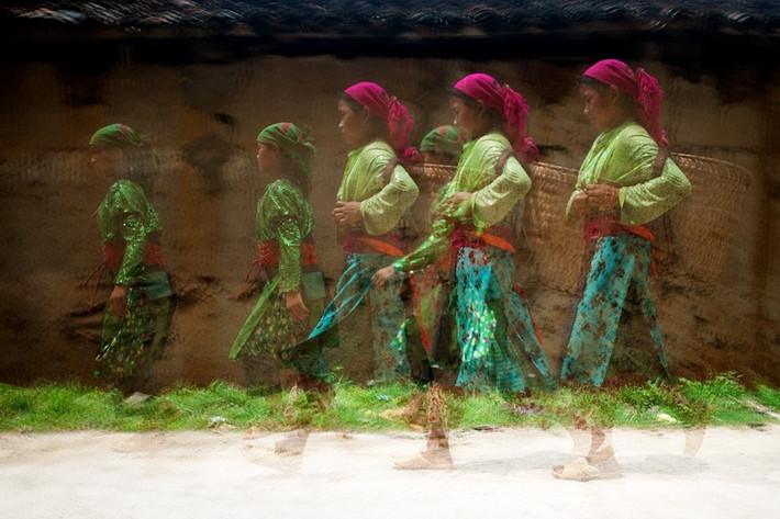Trên đường về bản.