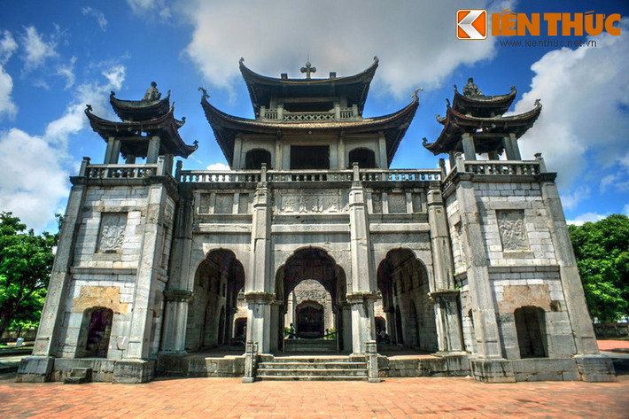Công trình đầu tiên trong khuôn viên nhà thờ là tòa Phương Đình, một công trình kiến trúc cao 25m, rộng 17m, dài 24m gồm ba tầng được xây dựng bằng đá phiến, được trang trí bằng nhiều tượng và phù điêu khắc chạm trên đá hình ảnh chúa Jesus và các vị thánh với những đường nét thanh thoát.