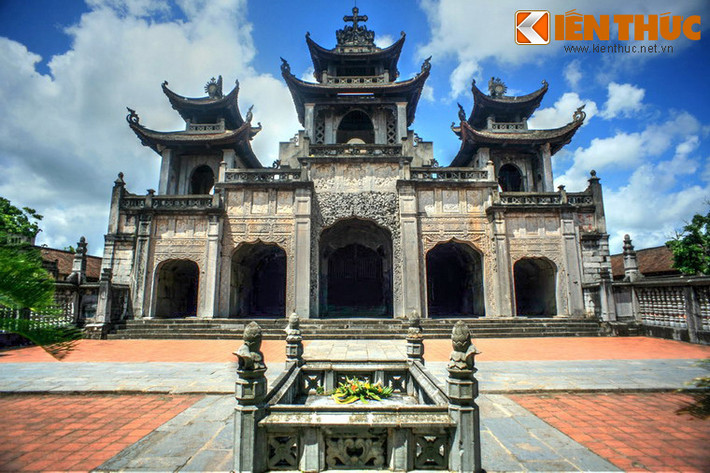 Phía sau tòa Phương Đình là nhà thờ lớn. Nhà thờ này được xây dựng từ năm 1891 với tên chính thức là Nhà thờ Đức Mẹ Mân Côi, nay là nhà thờ Chính tòa của vị Giám mục Phát Diệm. Nhà thờ dài 74m, rộng 21m, cao 15m, có bốn mái và có năm lối vào dưới các vòm đá được chạm trổ.
