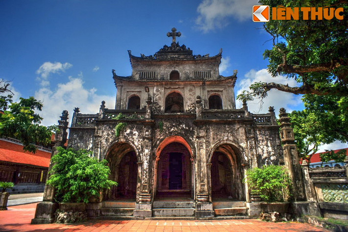 Mỗi mặt bên trái và bên phải của nhà thờ lớn lại có 2 nhà thờ nhỏ nằm liền kề, gồm nhà thờ Thánh Phêrô, nhà thờ Thánh Giuse, nhà thờ Thánh Bôcô và nhà thờ Trái tim Chúa Jesus. Mỗi nhà thờ có một thiết kế khác nhau, cả về ngoại thất lẫn nội thất.
