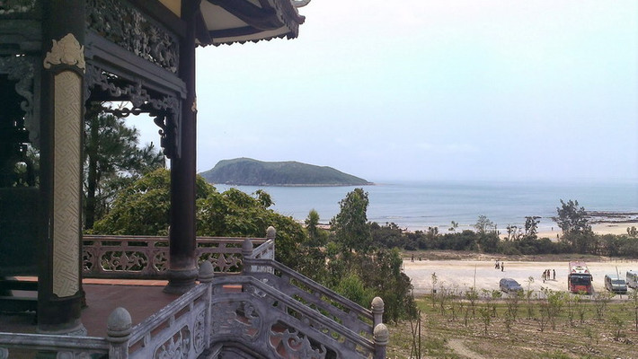 Vào thời điểm gần tròn 1 năm sau ngày mất của Đại tướng Võ Nguyên Giáp - một trong những người góp công thành lập nước Việt Nam Dân chủ Cộng hòa, nơi an nghỉ của Đại tướng ở Vũng Chùa - Đảo Yến trên quê hương Quảng Bình cũng là một điểm đến quan trọng trong dịp Quốc khánh năm nay.