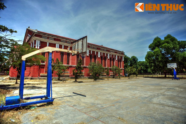 Trong thời học tập ở Huế, Võ Nguyên Giáp có vài lần đến thăm nhà yêu nước Phan Bội Châu để nghe thuyết giảng về lý tưởng Cách mạng. Năm 1927, ông bị đuổi học cùng sau khi tổ chức một cuộc bãi khóa với một số bạn học cùng chí hướng. Đây là một dấu mốc quan trọng đánh dấu sự dấn thân cho sự nghiệp cách mạng của chàng trai Võ Nguyên Giáp. Ảnh: Sân bóng rổ của trường.