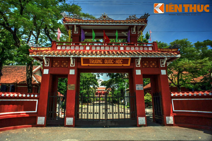 Trường được xây dựng trên nền của Dinh Thủy sư (nơi huấn luyện binh lính đường thủy của quân đội triều Nguyễn) ở bờ Nam sông Hương, ban đầu chỉ là một ngôi trường kiểu cũ với ba tòa nhà tranh vách đất, tổng cộng có ba tòa nhà mặt tiền hướng ra đường Jules Ferry (sau năm 1955 là đường Lê Lợi) và sông Hương. Ảnh: Cổng chính của trường được xây theo kiểu cổng tam quan trong kiến trúc Việt Nam.