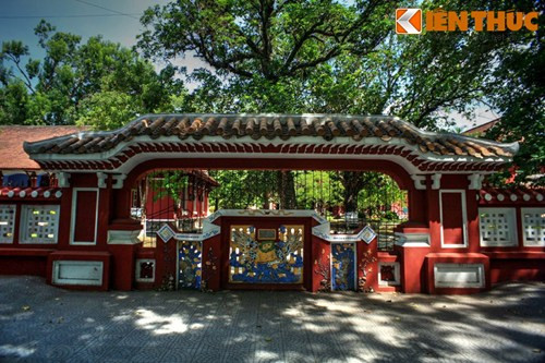Từ năm 1915, trường được xây dựng lại theo kiểu Pháp, nhưng phần cổng và tường bao về cơ bản vẫn được giữ nguyên với lối kiến trúc truyền thống. Ảnh: Bức bình phong hình long mã - yếu tố kiến trúc đậm nét Huế - ở mặt trước của trường.