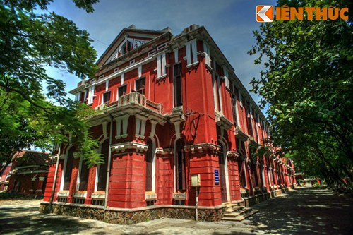 Khi mới ra đời, trường có tên là Pháp tự Quốc học Đường (gọi tắt là Quốc Học) với mục đích đào tạo lớp người phục vụ cho chính quyền thực dân phong kiến. Trong chương trình khi ấy, Pháp văn là môn học chính và giáo viên phần lớn là người Pháp. Ảnh: Một trong hai khu giảng đường chính của trường.