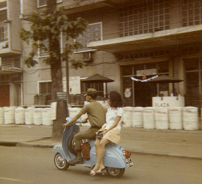 Một binh sĩ VNCH chở người đẹp sau chiếc Vespa trên đường Trần Hưng Đạo.
