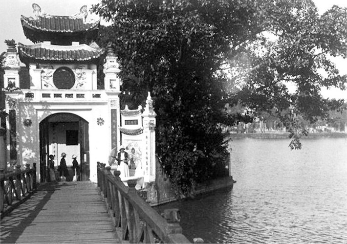Cầu Thê Húc và cổng đền Ngọc Sơn ở hồ Hoàn Kiếm.